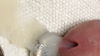 Mit dem Dilator die Eichel verwöhnt