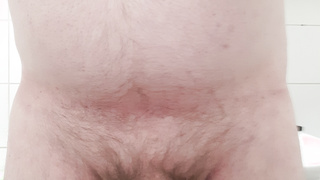 Nackt im Badezimmer wieder