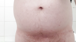 Nackt im Badezimmer wieder