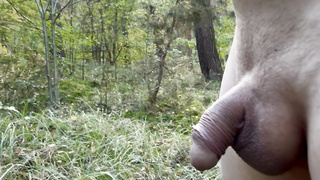 Nackt im Wald bei 10 Grad