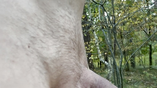 Nackt im Wald bei 10 Grad