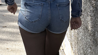 Meine Frau in Hotpants und Strümpfe