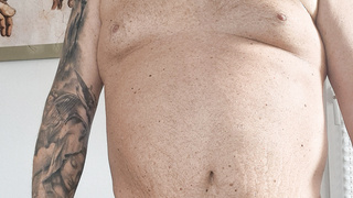 Schwanz wichsen mit 800gr. hodengewichte.