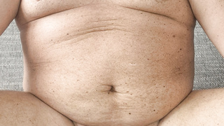 Schwanz wichsen mit 800gr. hodengewichte.