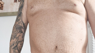 Schwanz wichsen mit 800gr. hodengewichte.