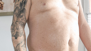 Schwanz wichsen mit 800gr. hodengewichte.