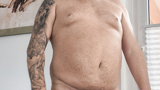 Schwanz wichsen mit 800gr. hodengewichte.