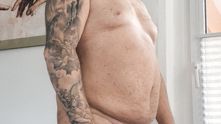 Schwanz wichsen mit 800gr. hodengewichte.