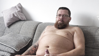 Schwanz wichsen mit 800gr. hodengewichte.