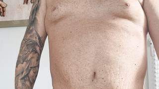 Schwanz wichsen mit 800gr. hodengewichte.