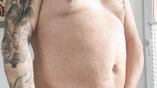 Schwanz wichsen mit 800gr. hodengewichte.