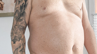 Schwanz wichsen mit 800gr. hodengewichte.