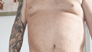 Schwanz wichsen mit 800gr. hodengewichte.