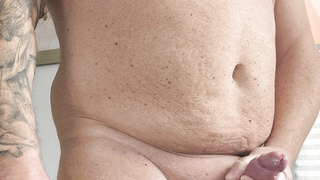 Schwanz wichsen mit 800gr. hodengewichte.