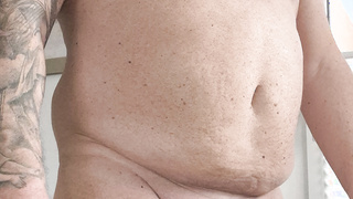 Schwanz wichsen mit 800gr. hodengewichte.