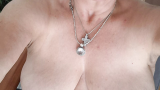 Nachbarin mit dicken Titten zeigt sich gern