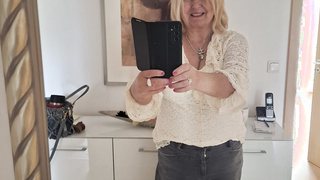 Nachbarin mit dicken Titten zeigt sich gern