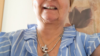 Nachbarin mit dicken Titten zeigt sich gern