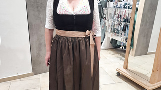 Nachbarin mit dicken Titten zeigt sich gern