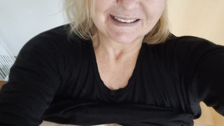 Nachbarin mit dicken Titten zeigt auch gerne die Muschi