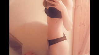 Kim zeigt ihren Körper und gibt ihr enges Loch
