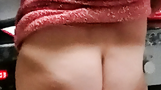 Ehefrau am nackt Kochen