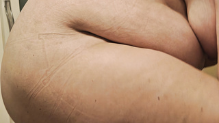 Michaela beim Anziehen