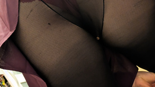 Michaela beim Anziehen