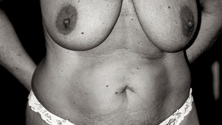 Topless Selfie mit großen Brüsten