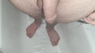 In der Dusche mastubiert.