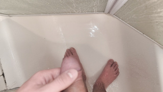 In der Dusche mastubiert.