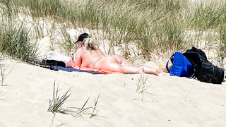 Nudisten Milf im Sommer am Strand.