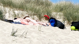Nudisten Milf im Sommer am Strand.