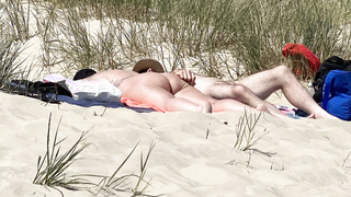Nudisten Milf im Sommer am Strand.