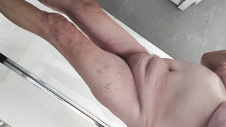 Oma unter der Dusche