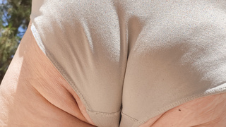 Oma im grauen Höschen