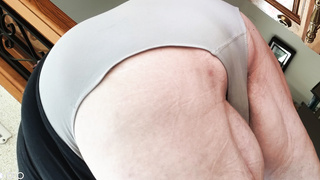 Oma im grauen Höschen