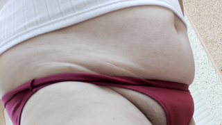 Oma im roten Höschen