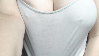 Harte Nippel im weißen Top und meinen TangaArsch