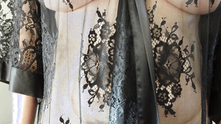 Katharine bekleidet mit einem Negligé