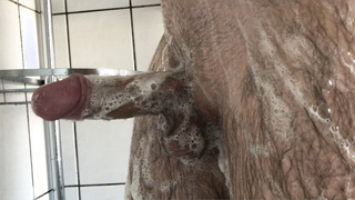 Haariger Penis eingeseift