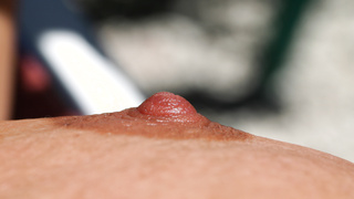 Titten zeigen auf der Terrasse