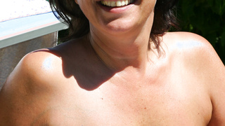 Titten zeigen auf der Terrasse