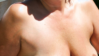 Titten zeigen auf der Terrasse