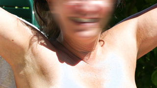 Titten zeigen auf der Terrasse