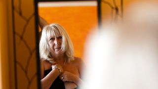 Reife Blondine mit großen Brüsten