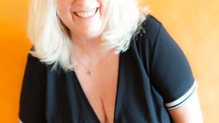 Reife Blondine mit großen Brüsten Teil 2