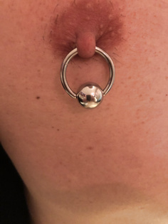 Brustwarzenpiercing