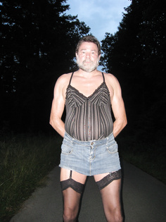 Ich im Minirock und Damenwäsche