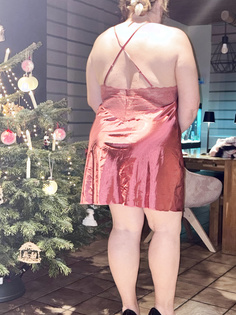 Meine Frau in High Heels unterm Weihnachtsbaum